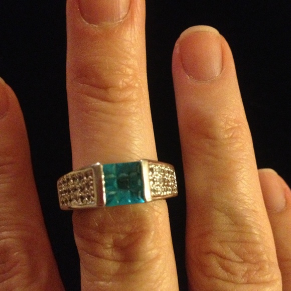 COPY - #60. A beautiful ring w/ aqua marine look - Picture 1 of 3